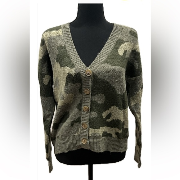 Camouflage Button-Up Women's cardigan - Picture 1 of 4